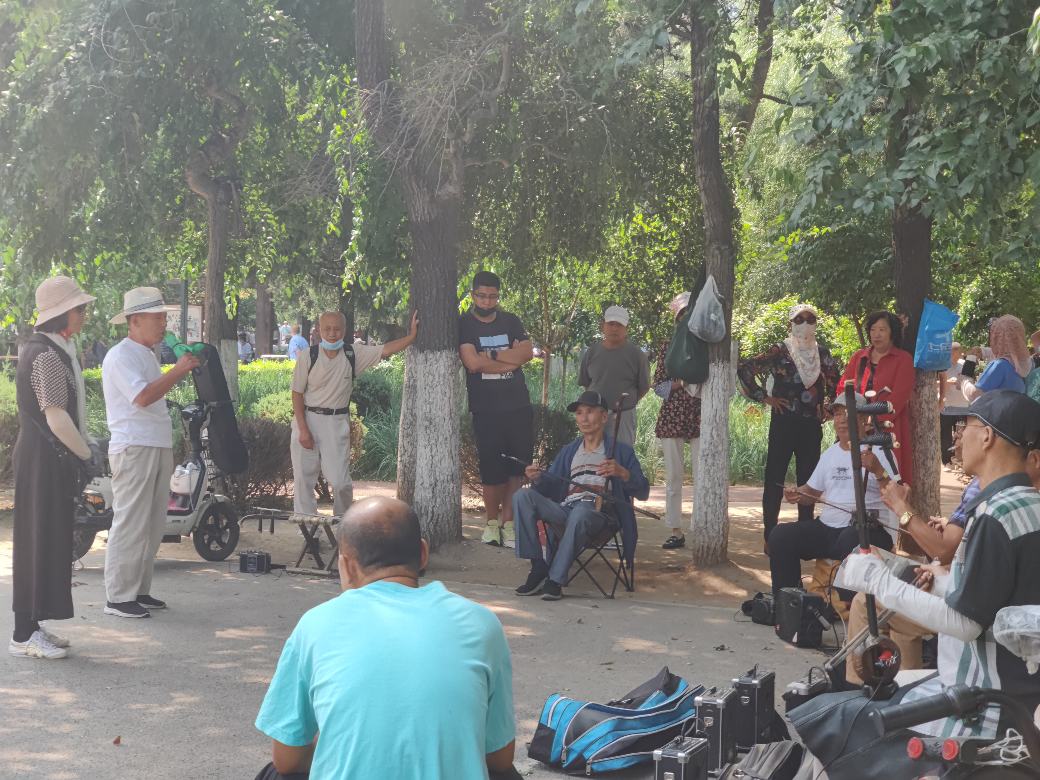 唱歌的老人、拉乐器的老人